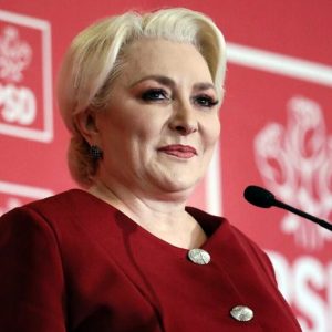 Cum arăta Viorica Dăncilă în tinerețe, înainte să intre în politică. Își purta părul natural, brunet și ondulat