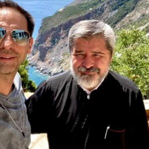 Dan Negru, apostrofat de părintele Vasile Ioana, din cauza vitezei excesive: „Să nu mergem mai repede decât îngerul (…)