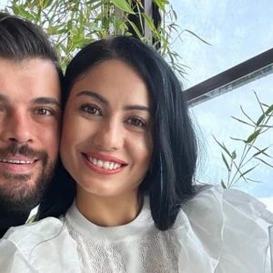 Marius Elisei s-a împăcat cu Gabriela, iubita lui. Cei doi au mers împreună în vacanță