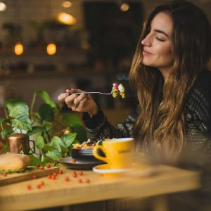 Mâncarea ca o îmbrățișare: Cum să transformi „emotional eating”-ul într-un gest de self-care