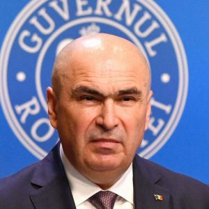 Funcționarii publici primesc restricții la călătoriile în străinătate. Decizia luată de Ilie Bolojan