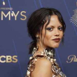 Jenna Ortega, aproape goală pe covorul roșu al Premiilor Emmy. Rochia i-a fost adusă într-o cutie în formă de sicriu