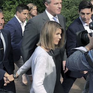 Lori Loughlin și Mossimo Giannulli s-au despărțit după aproape 28 de ani de căsnicie: „Trăiesc separat”