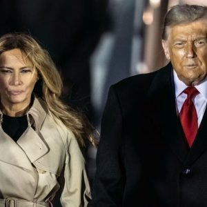 Melania Trump, într-un trench de aproape 3.000 dolari în timpul unei vizite istorice în Marea Britanie