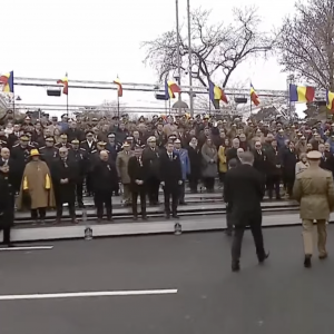 Cine este misterioasa doamnă cu pălărie galbenă. A stat în prima linie la Parada Militară de 1 Decembrie și a dat (…)