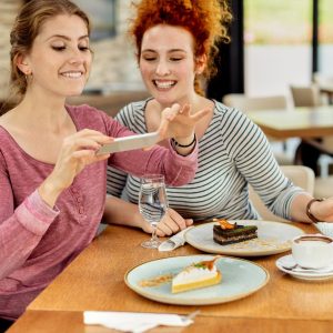 Gustul dulce, mult aduce! Prăjiturile cu ciocolată, tartele și ștrudelele, favoritele angajaților
