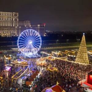 Cât costă o porție de pomana porcului și un pahar de vin fiert la târgul de Crăciun din Piața Constituției. Produse (…)