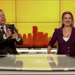 O nouă gafă marca TVR. Prezentatorii nu au știut că sunt în direct: „Să mă dezbrac să-i fac o poză”