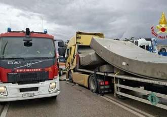 Sfârșit tragic pentru un român din Italia. A murit strivit de blocurile de beton pe care le transporta