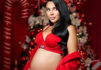 Larisa Udilă, ședință foto sexy, înainte de Crăciun. Influencerița și-a expus burtica de gravidă