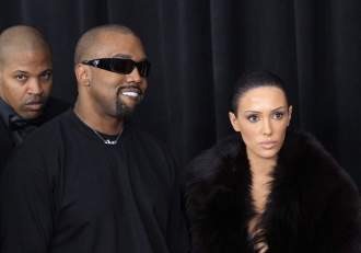 Bianca Censori s-a întors în Australia pentru a-și vizita familia, dar nu a renunțat la stilul controversat. A uimit (…)