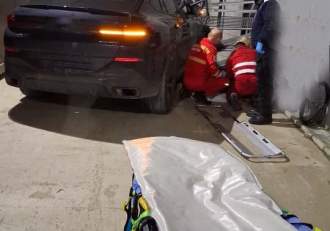 Tânăr, mort în parcarea unei clinici din Bihor. O șoferiță ar fi încurcat frâna cu accelerația