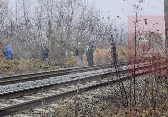 O tânără din Bacău, găsită decedată, lângă o șină de cale ferată. Ar fi fost ucisă aseară. Autorul este în (…)