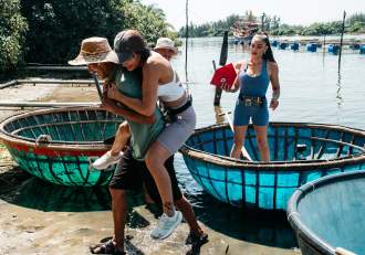 Imagini care spun povești: diseară, concurenții Asia Express devin fotografi în inima Vietnamului. Aventura de pe (…)