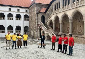 Astăzi, de la ora 20:30, Castelul Corvinilor devine teren de joacă pentru vedete, în ultima etapă Poftiți pe la noi: (…)