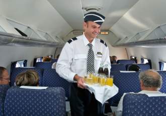 Băutura pe care nu ar trebui să o consumi niciodată în avion. Explicația unui însoțitor de zbor