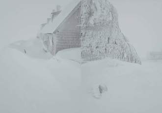 Zăpada a depășit 1 metru înălțime pe Vârful Omu! Imagini uluitoare