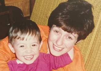 Recunoști fetița din imagine? Actriță celebră de la noi, fotografie de colecție din copilărie