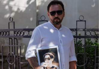 Imagini dureroase de la mormântul lui Sebi Olariu, unul dintre tinerii morți în accidentul din 2 Mai. Familia i-a (…)