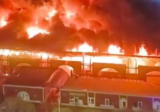 Incendiu uriaș, urmat de mai multe explozii! A fost distrusă o piață