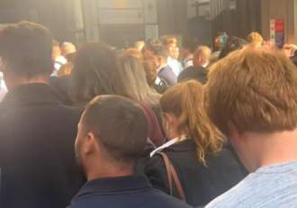 O româncă din Anglia, momente de panică! Toți oamenii au ieșit pe străzi și s-au grăbit să se adăpostească: ”Ne bagă (…)