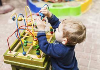 Un cuplu, dispus să plătească o sumă impresionantă pentru ca fiul lor să devină „gentleman englez”. Băiețelul lor (…)