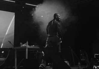 Cântăreț celebru de la noi, reacție nervoasă în timpul unui concert. A fost filmat în timp ce țipa la un fan. Cum a (…)