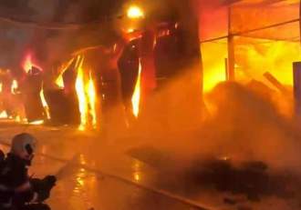 Incendiu puternic în complexul Dragonul Roșu! O clădire s-a prăbușit. Pompierii intervin de urgență