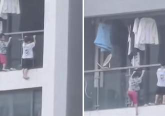 Momente terifiante într-un apartament! Doi copii, filmați în timp ce au pășit în afara balconului | VIDEO