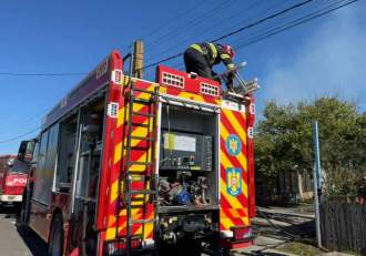 Incendiu puternic la o pensiune din Murighiol, județul Tulcea. Pompierii acționează la fața locului
