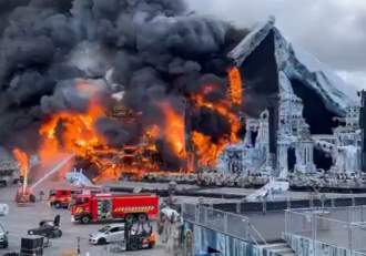 Incendiu de proporții la un mare festival unde participă sute de mii de oameni. Scena principală a fost mistuită de (…)