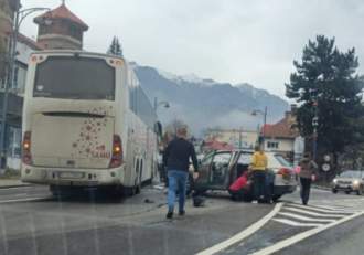 Accident în Sinaia! Un autocar în care se aflau 71 de persoane s-a ciocnit cu un autoturism. Oamenii primesc (…)