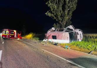 Autocar cu 60 de pasageri, distrus de un microbuz pe Drumul Morții E85. O persoană a murit. A fost activat planul (…)