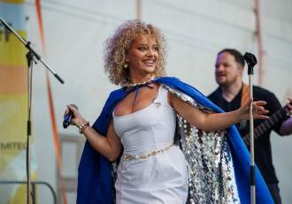 Alexia Talavutis, în lacrimi! Cine este bărbatul care a facut-o pe cântăreață să se emoționeze atât de mult!