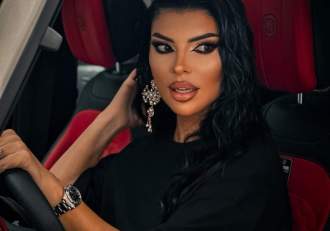 Cum și-a amenajat Andreea Tonciu casa de sărbători. Vedeta are patru brazi în aceeași încăpere