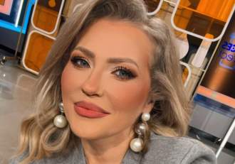 Motivul pentru care Mirela Vaida a împodobit patru brazi în casă! Prezentatoarea Acces Direct a explicat totul