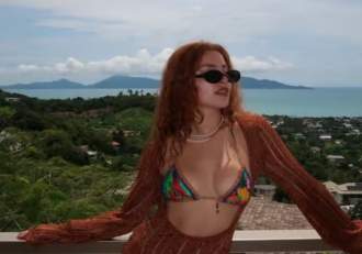O influenceriță, pusă la zid, în urma unui accident. S-a filmat în bikini râzând, după ce era la un pas de a-și (…)
