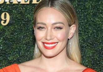 Hilary Duff, ironizată de fani! Diva a început să plângă după ce a vărsat cafea pe geanta ei de la un brand de lux