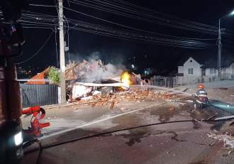 Explozie urmată de incendiu, în Dej. O casă a sărit în aer. O persoană prinsă sub dărâmături a murit