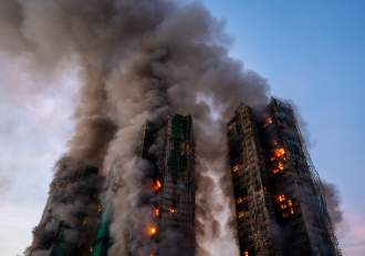 Mărturisirile locatarilor din blocurile incendiate din Hong Kong. Sute de oameni au rămas fără case