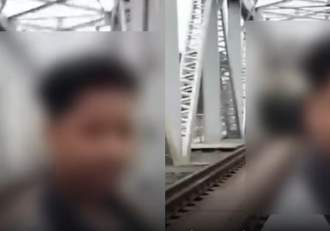 Sfârșit tragic pentru un adolescent în vârstă de 15 ani! A murit lovit de tren în timp ce filma un clip pentru (…)
