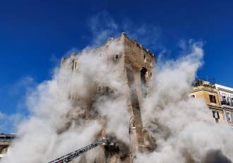 Tragedie în Roma! S-a prăbușit o parte din turnul medieval de lângă Colosseum! Un muncitor român este prins sub (…)