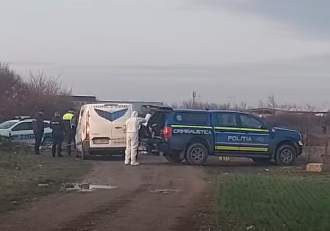 Cadavrul carbonizat al unei persoane, găsit într-o mașină parcată lângă Oradea! Polițiștii au intervenit de urgență