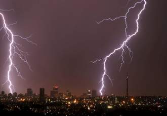 Alerte meteo severe! Cod Roșu de furtună pentru mai multe regiuni din România