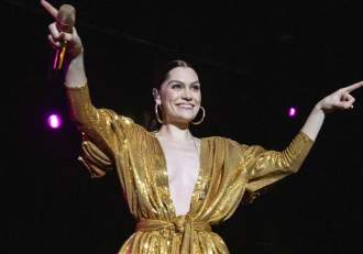 Jessie J și-a reluat cariera după operația de cancer mamar. Artista a urcat pe scenă cu fiul său
