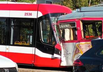 Șapte persoane au ajuns la spital în Arad, după ce un tramvai a ieșit din depou fără vatman. A lovit alte două (…)