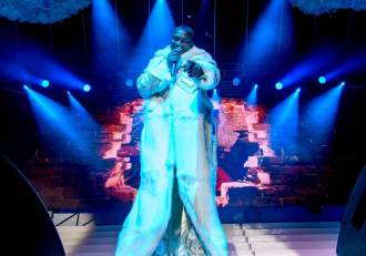 Cântăreț celebru, în război cu soția de care vrea să divorțeze. A solicitat instanței să refuze cererea femeii (…)