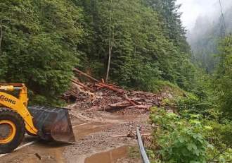 Transfăgărășanul a fost închis din cauza vremii extreme. Drumul este avariat din cauza copacilor căzuți | FOTO