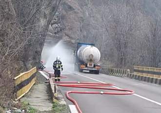 Scurgeri de gaz de la o cisternă cu GPL pe DN7, în Călimănești. Traficul rutier a fost blocat