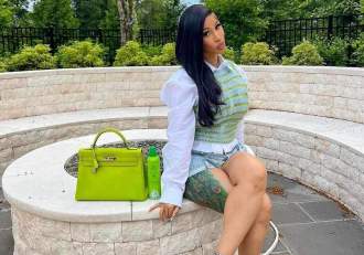 Cardi B a devenit mamă pentru prima oară cu starul NFL Stefon Diggs. Artista mai are alți 3 copii